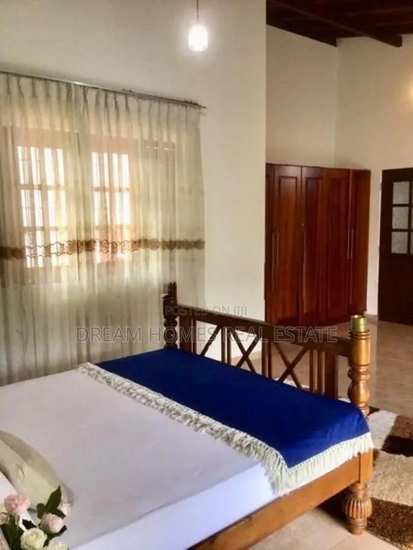 Home with Rooftop Terrace/ Vehicle Parking-Thalawathugoda