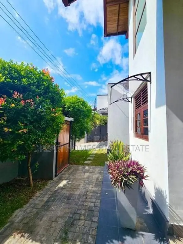 Spacious 4 Bedroom Luxury Home for Sale in Thalawathugoda