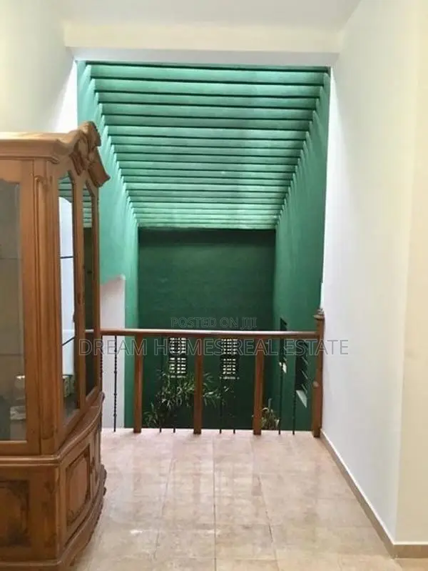 Home with Rooftop Terrace/ Vehicle Parking-Thalawathugoda