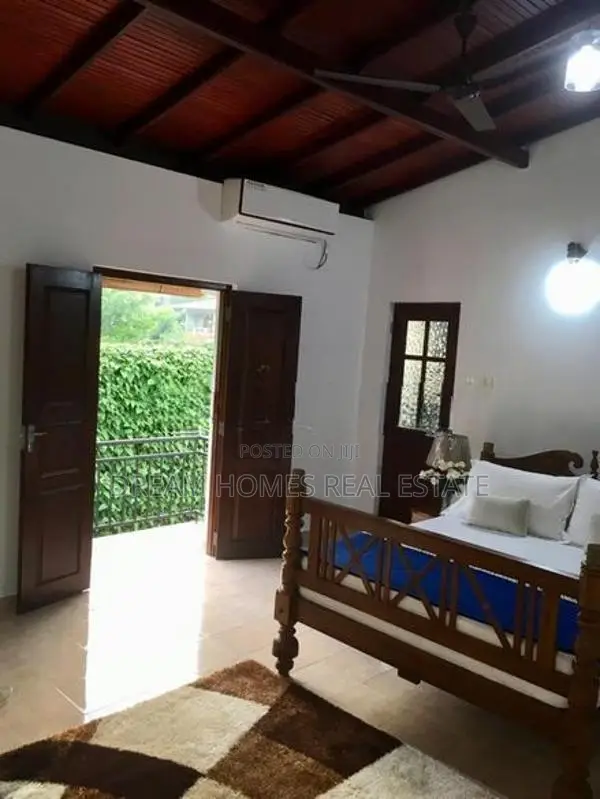 Home with Rooftop Terrace/ Vehicle Parking-Thalawathugoda