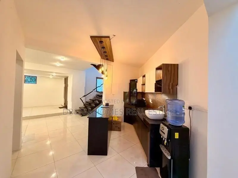 5 Bedroom Office House for Sale in Nugegoda