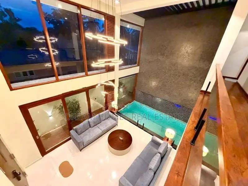 Boralasgamuwa 4 Bedroom Villa with Rooftop Terraces / Pool