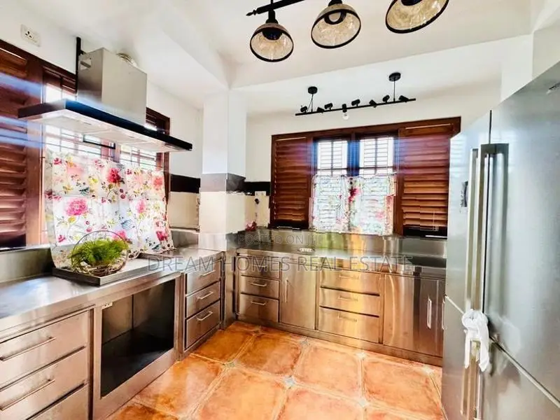 3 Bedroom Luxury Home with Rooftop Pool – Colombo 7