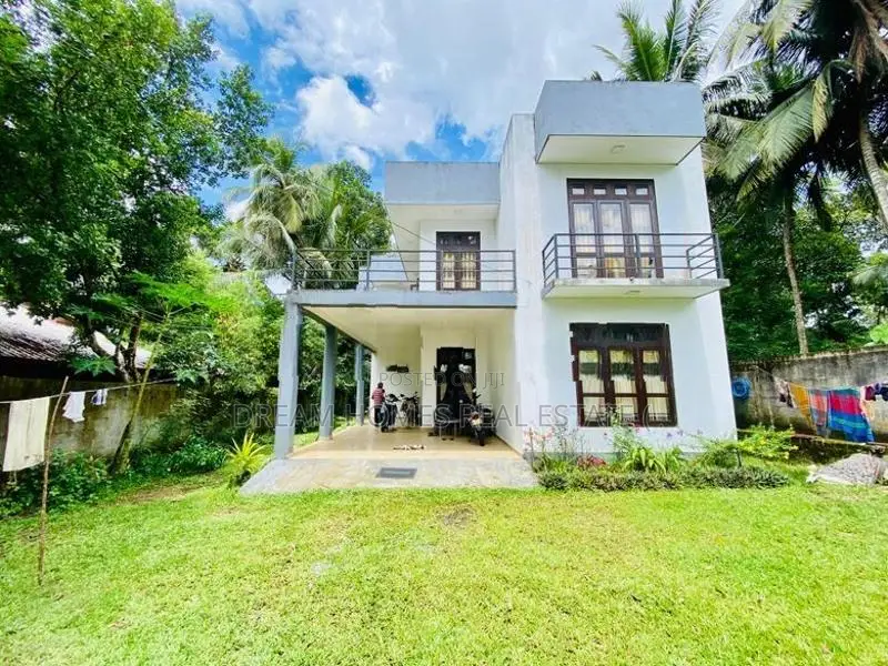 Spacious Family Home with Rooftop – Athurugiriya
