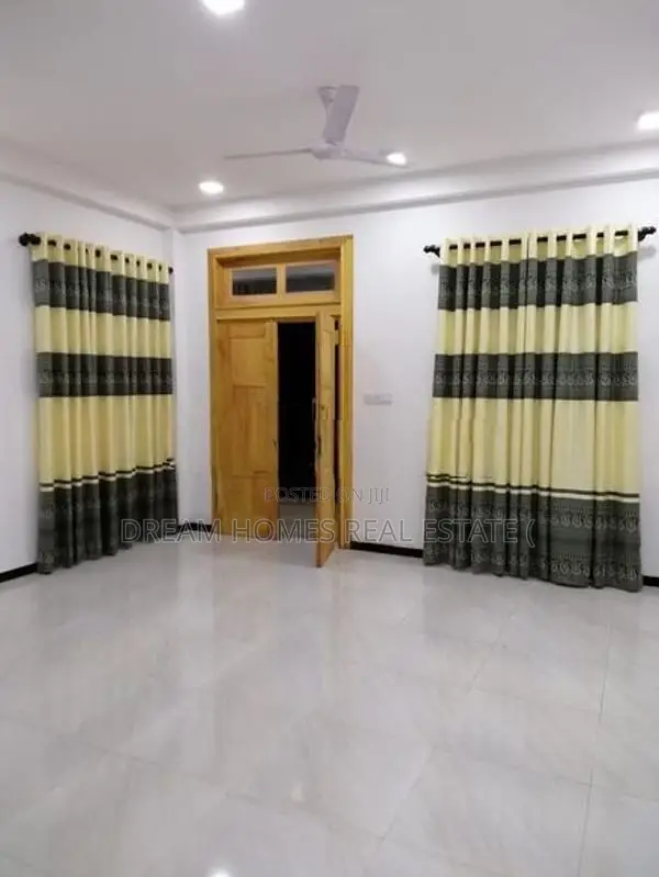 Spacious Family Home with Rooftop – Athurugiriya