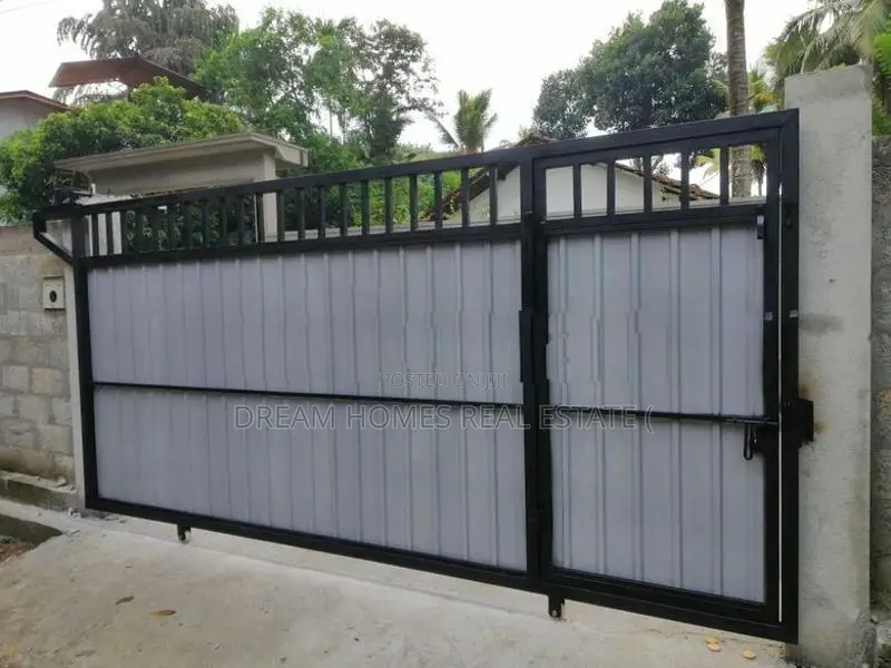 Spacious Family Home with Rooftop – Athurugiriya
