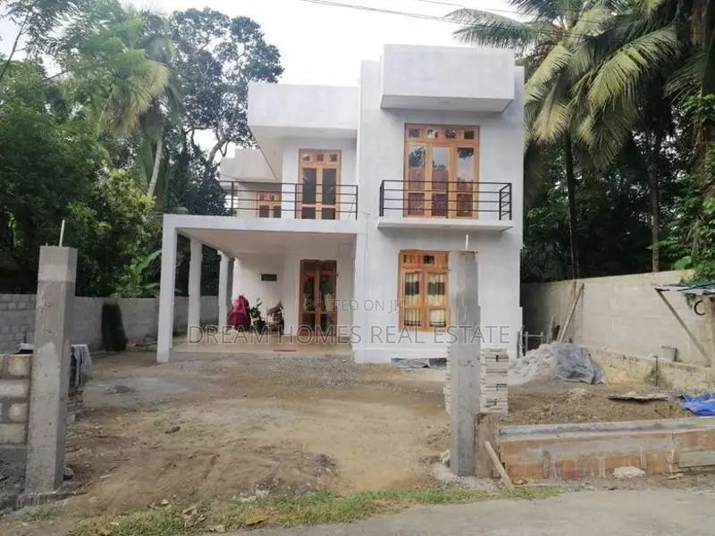 Spacious Family Home with Rooftop – Athurugiriya