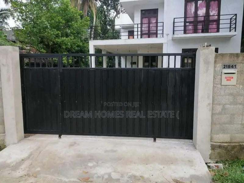 Spacious Family Home with Rooftop – Athurugiriya