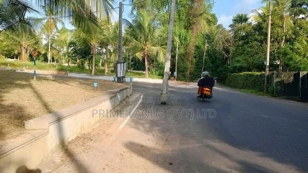 කඩවත ,ගෝනහේන වෑබඩ පාරින් ව්‍යාපාරික ඉඩමක්
