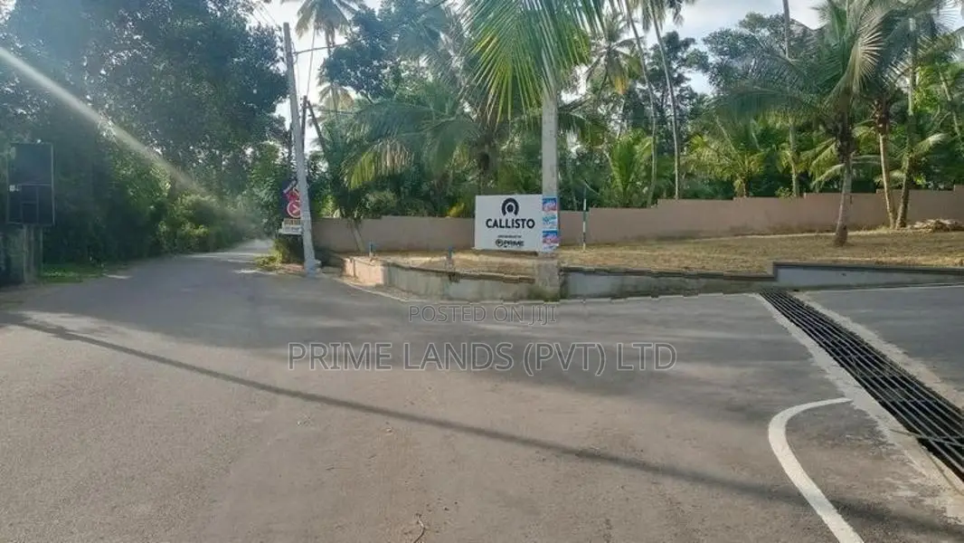 Commercial land in Gonahena waboda road