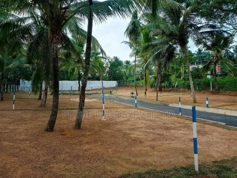 Land in Waboda Kumarasinghe mawatha
