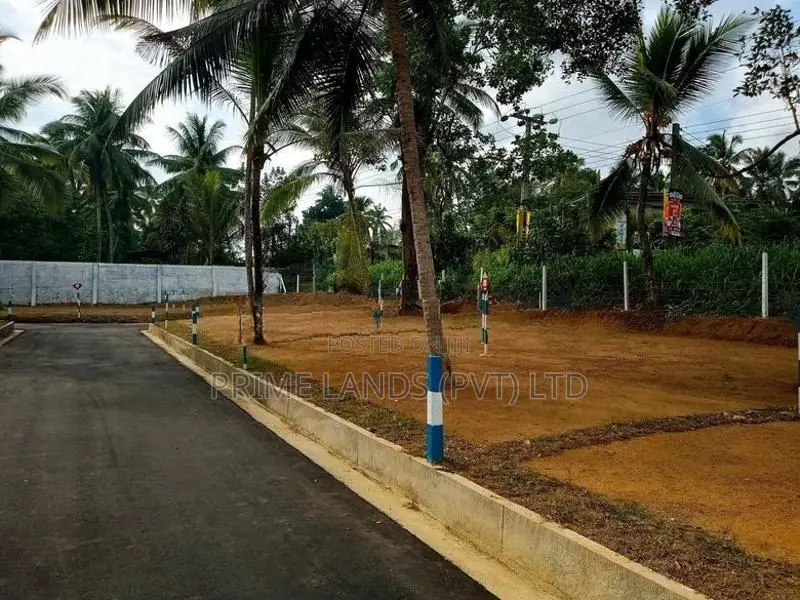 Land in Waboda Kumarasinghe mawatha