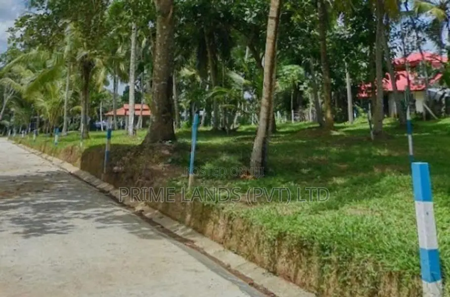 Residential land plots in Minuwangoda
