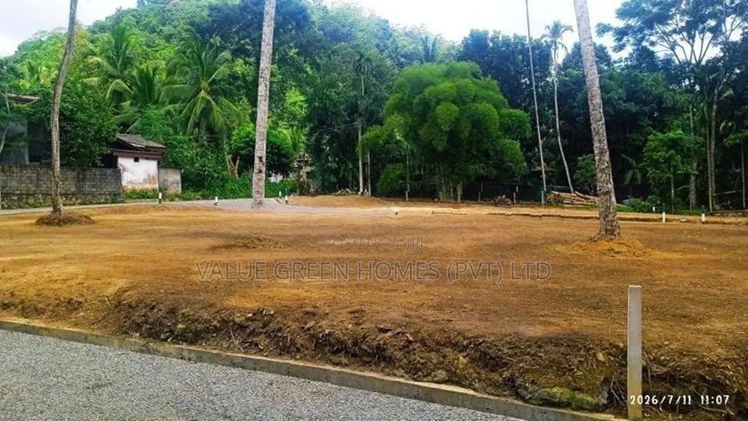 මීපේ බස් පාරෙන් බිම් කොටස්