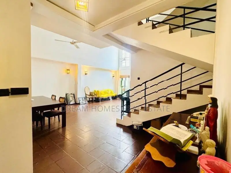 Elegant 5-Bedroom House with Rooftop – Kotte
