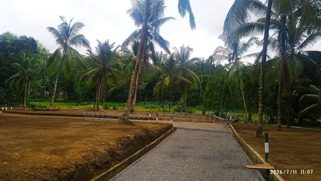 මීපේ බස් පාරෙන් බිම් කොටස්