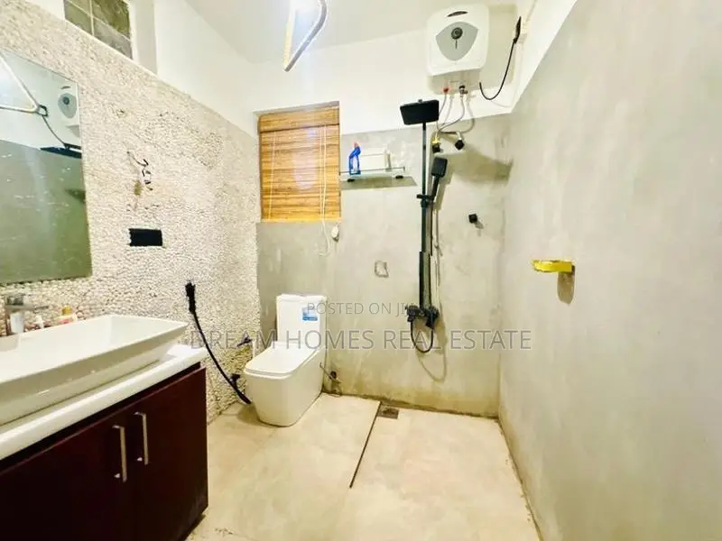 Elegant 5-Bedroom House with Rooftop – Kotte