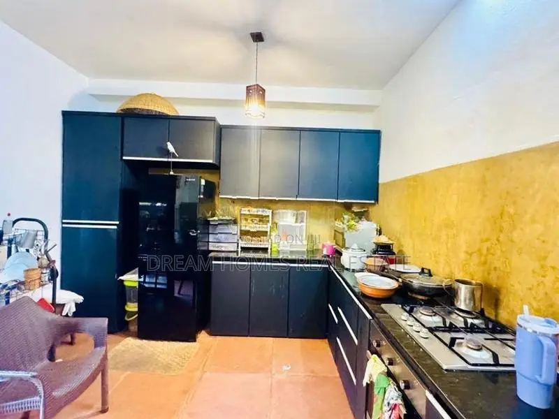 Elegant 5-Bedroom House with Rooftop – Kotte