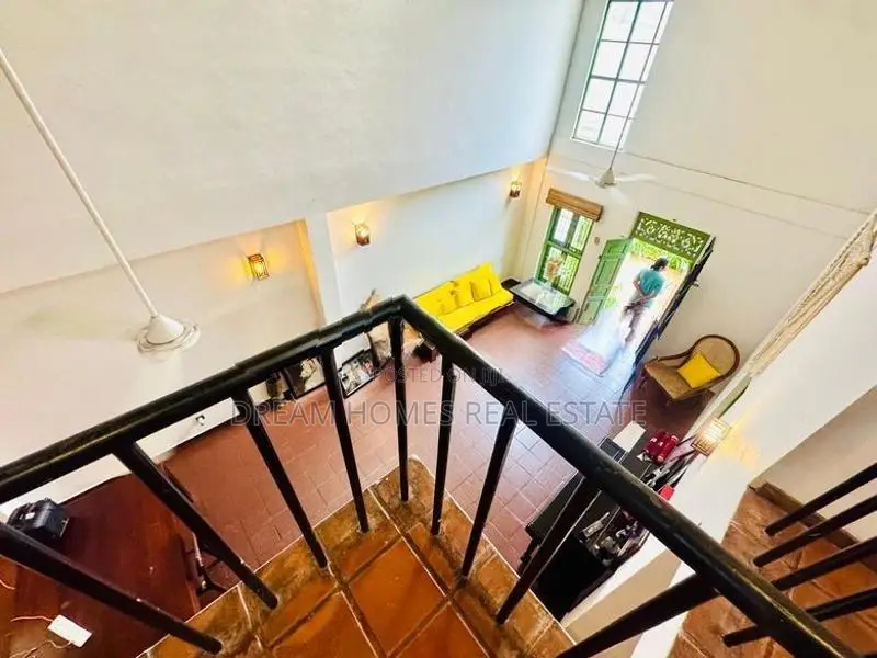 Elegant 5-Bedroom House with Rooftop – Kotte