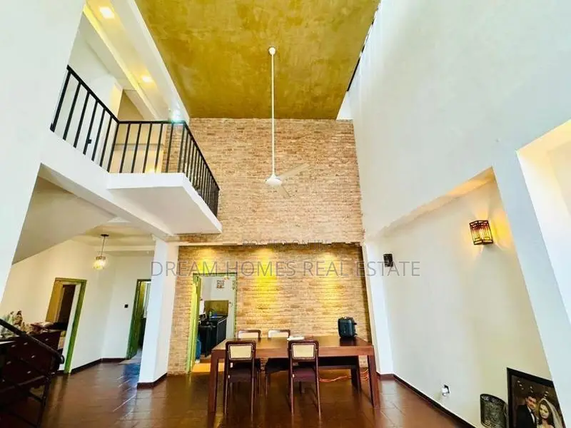 Elegant 5-Bedroom House with Rooftop – Kotte
