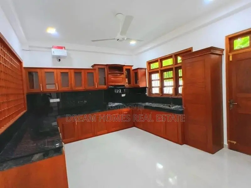 Modern Luxury Home with Roof Terrace – Boralesgamuwa