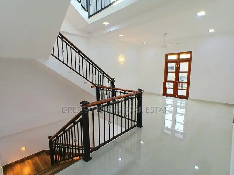 Modern Luxury Home with Roof Terrace – Boralesgamuwa