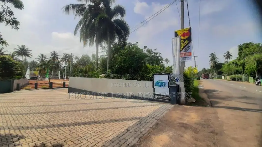 වාද්දුව නගරයන්ට මැදිව ගාලු පාරෙන්ම බිමි කොටස් කිහිපයක් H37
