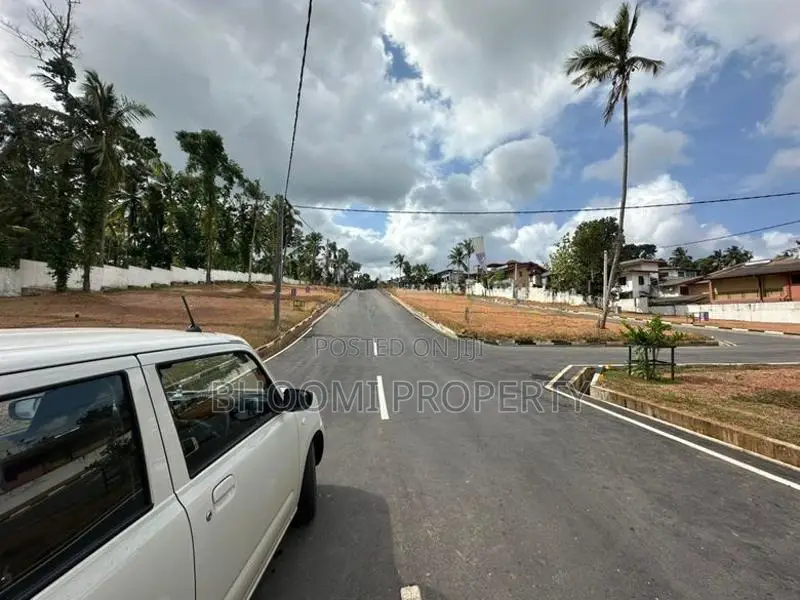 Land in Kadawatha