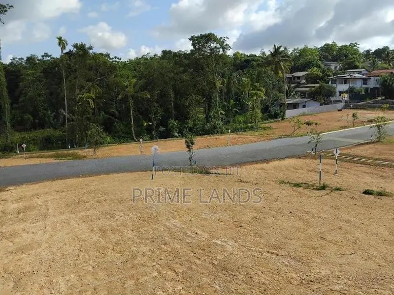 කලුතර නගරයට නුදුරින් ඉඩම්