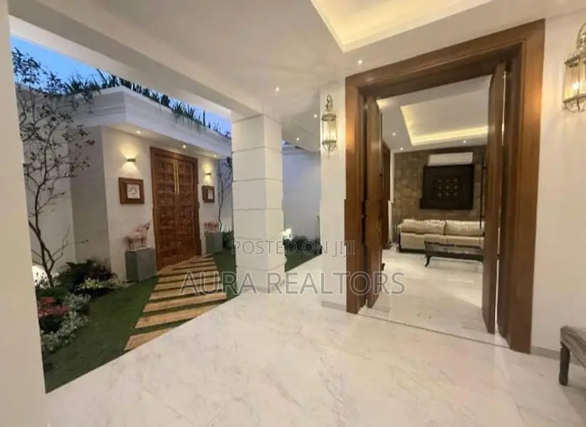 Luxurious 6 Bedroom House for Sale in Battaramulla(p-123)
