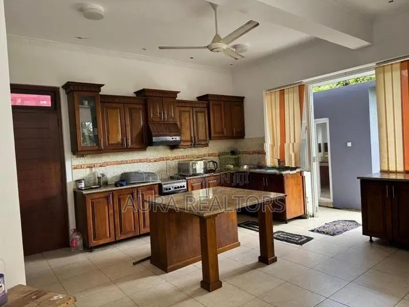 5 Bedrooms House for Sale in Talawatugoda (p-170)