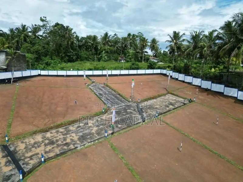 උයන්වත්ත වැවට මුහුණ ලා සුන්දර බිම් කොටස්
