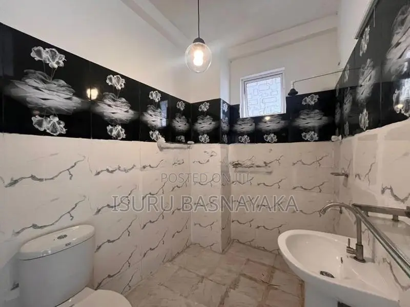5 Bed Rooms House for Rent Mirihana