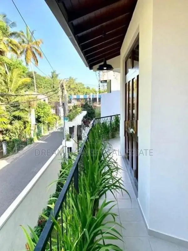 Luxury 4 Bed with Bath 3 Story House for Rent Thalawathugoda