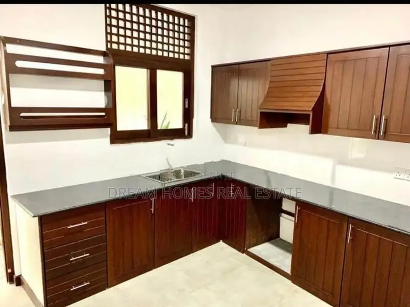 Luxury 4 Bed with Bath 3 Story House for Rent Thalawathugoda