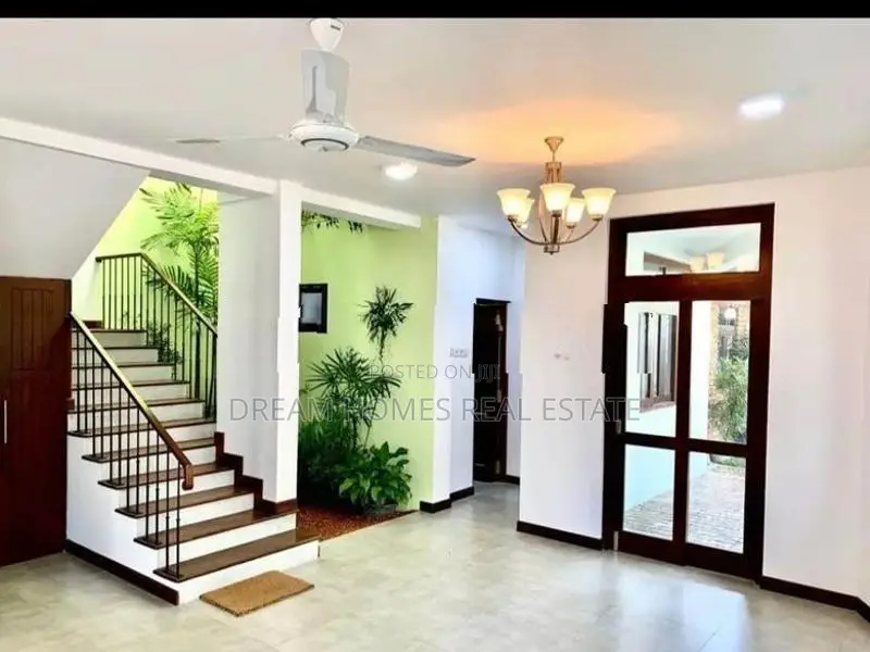 Luxury 4 Bed with Bath 3 Story House for Rent Thalawathugoda