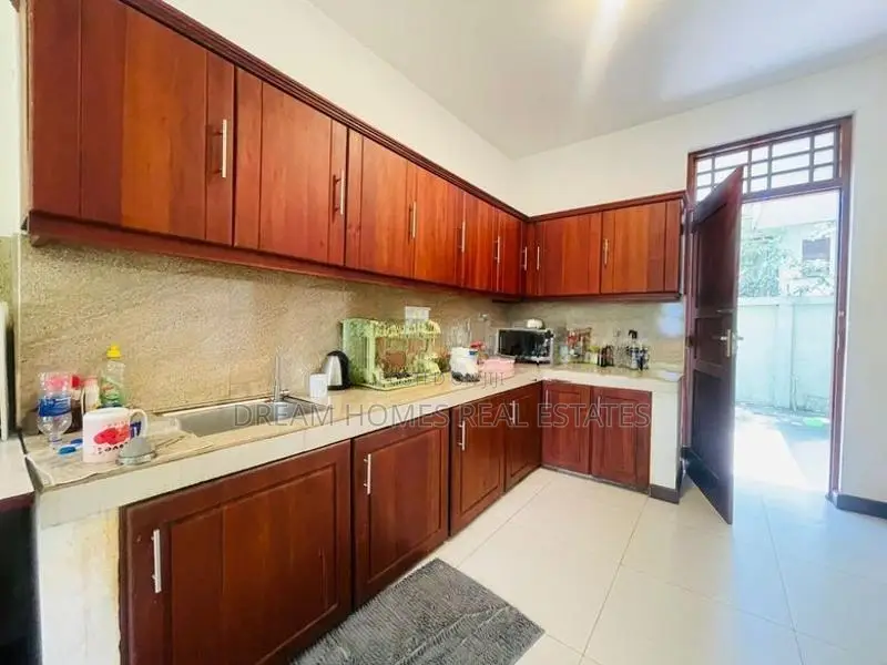 4 Bedroom House for Sale Near Kandy Road – Kadawatha