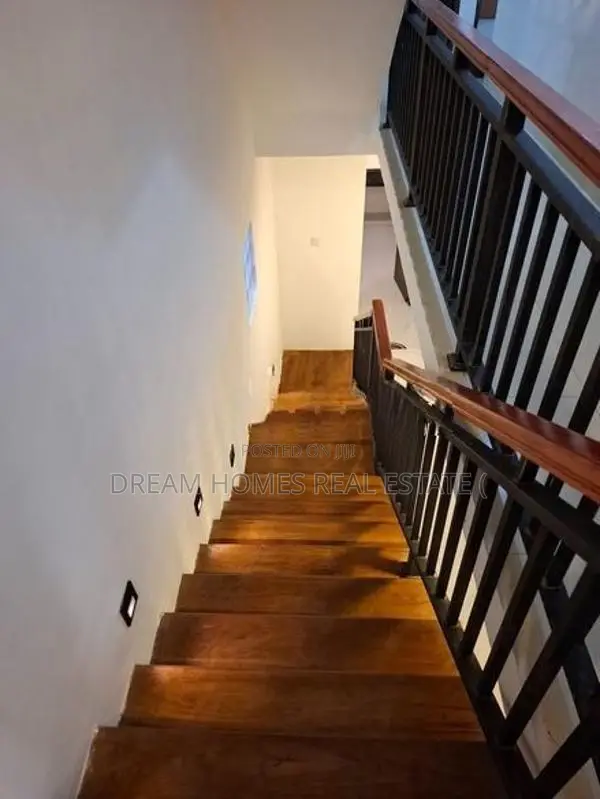 Spacious 4-Bedroom House for Sale – Athurugiriya