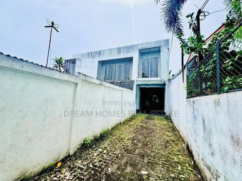 Luxurious 3-Story Modern House for Sale in Thalapathpitiya