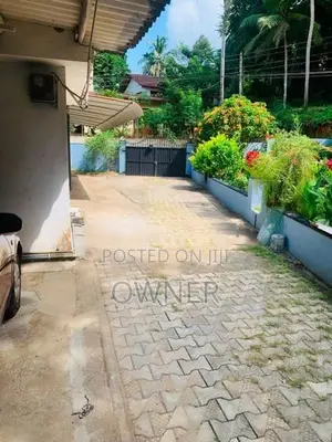 අකුරැස්ස-මාතර ප්‍රධාන පාරේහි තනි තට්ටුවේ නිවස විකීණීමට ඇත.