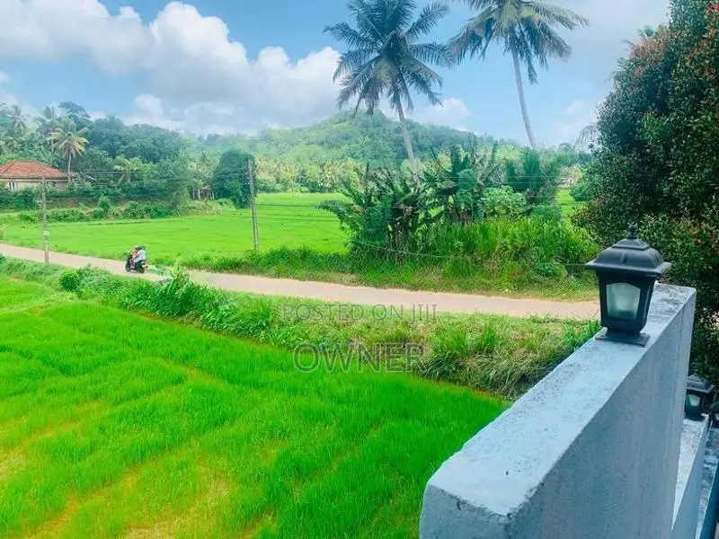 අකුරැස්ස-මාතර ප්‍රධාන පාරේහි තනි තට්ටුවේ නිවස විකීණීමට ඇත.