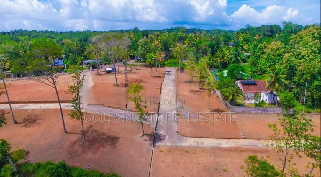 මාතර කැකනදුර බස් පාරට සමීපව ඉඩමක්