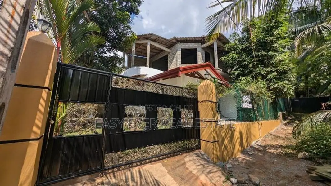 නුවර පාරට අතේ දුරින් දෙමහල් නිවසක් / AJ 15088