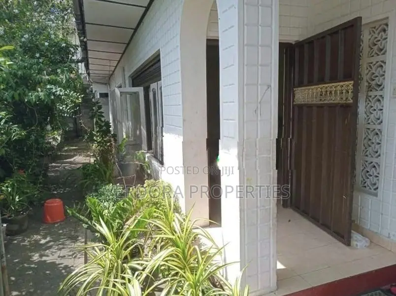 2 Houses with Land Koswatta