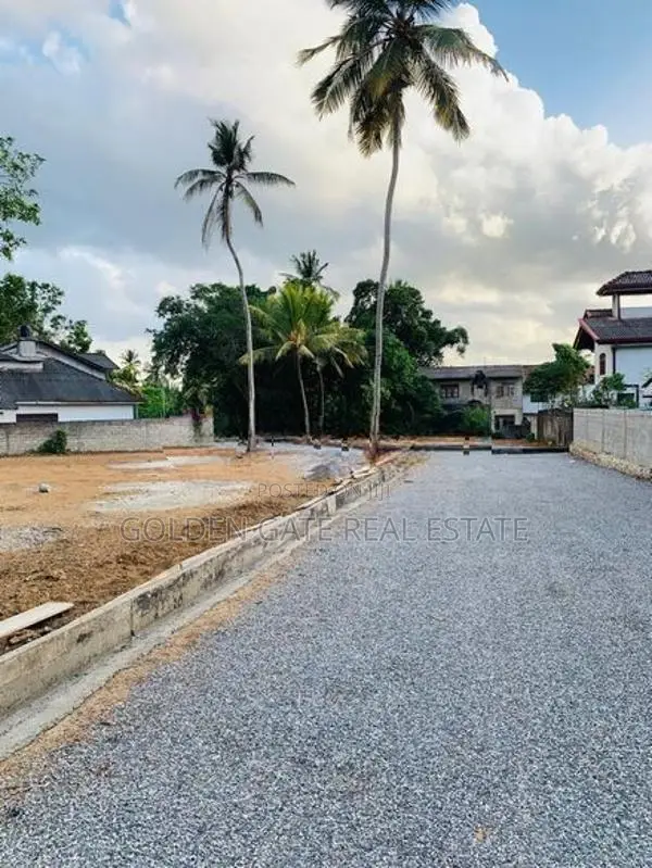 ගම්පහ | යක්කල , නුවර පාරට - 500M බිම් කොටස
