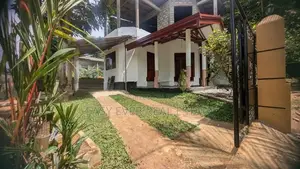 නුවර පාරට අතේ දුරින් දෙමහල් නිවසක් / AJ 15088