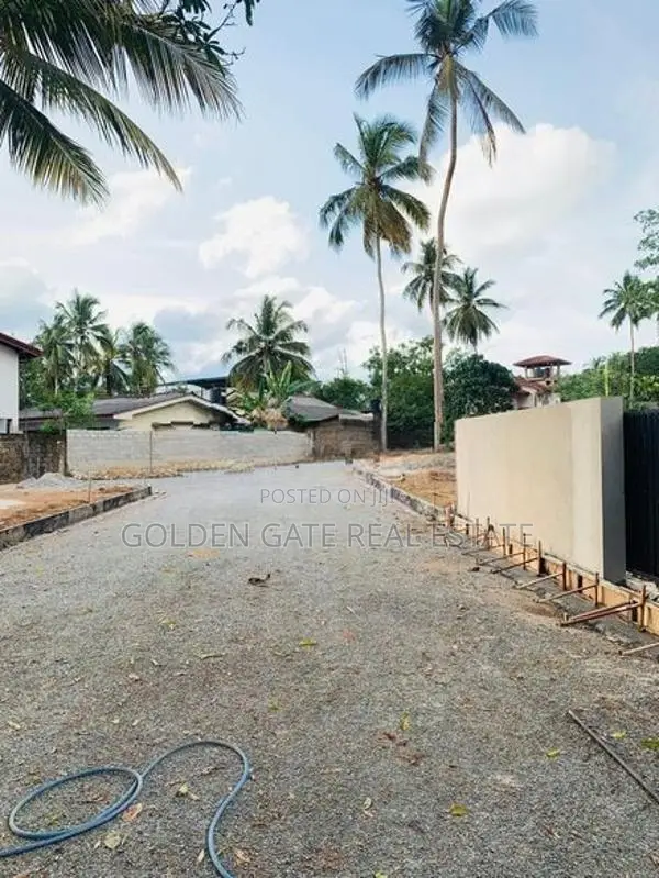 ගම්පහ | යක්කල , නුවර පාරට - 500M බිම් කොටස
