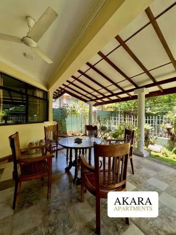 20.5 Perches - Semi-furnished House for Sale HL54096 Colombo 08