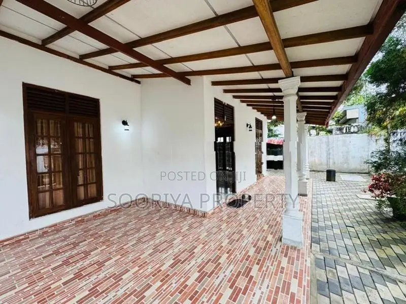 200M to Colombo Road Luxury House for Sale in Piliyandala