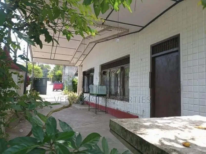 2 Houses with Land Koswatta